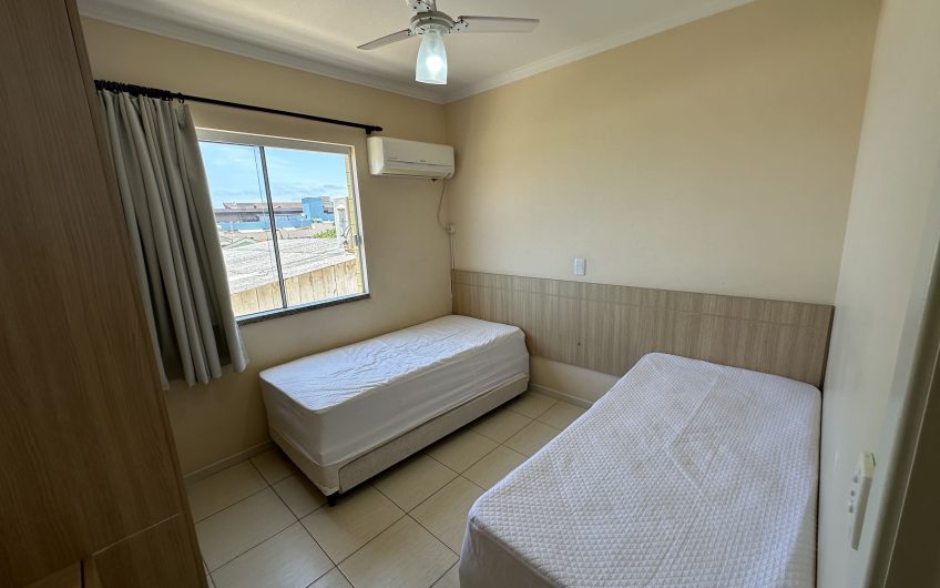 Apartamento com sacada lateral mar no início de Bombas – Residencial Estrela do Mar