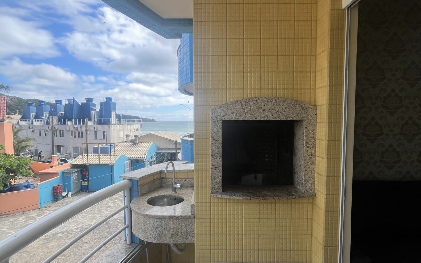Apartamento com sacada lateral mar no início de Bombas – Residencial Estrela do Mar